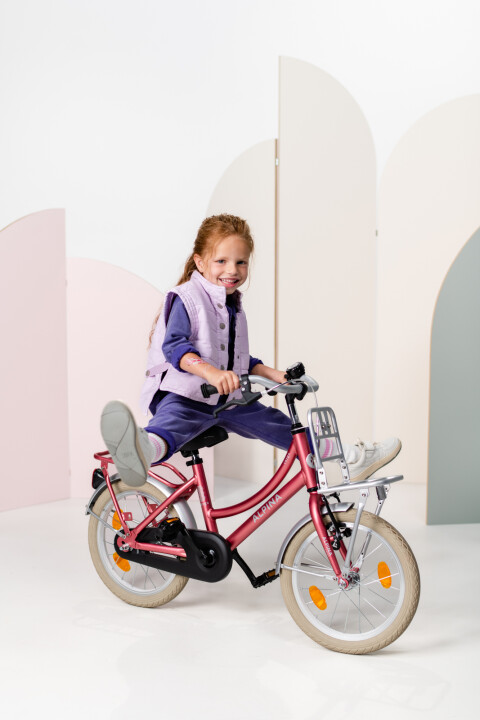 jong meisje op alpina fiets